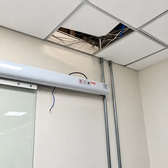 Forro modular aberto com passagem de cabos em sala comercial