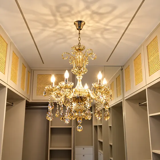 Lustre de cristal aceso em closet com marcenaria de palhinha