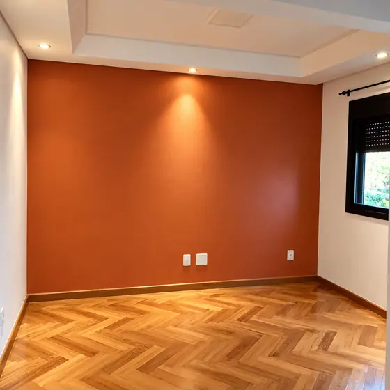 Parede pintada em terracota com spots no teto