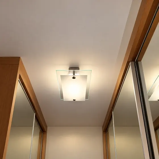 Plafon de vidro no hall com portas espelhadas