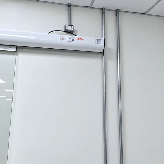 Porta automática de vidro com alimentação por eletroduto aparente