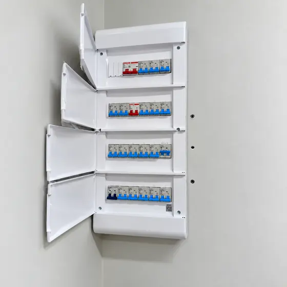 Quadro de distribuição branco finalizado com disjuntores identificados