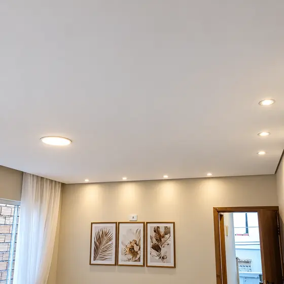Sala com spots de LED embutidos no forro