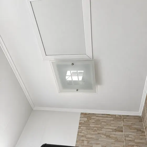 Teto recuperado e pintado com luminária de vidro